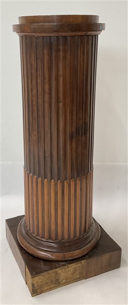 Colonna portavaso in legni vari scanalata e baccellata su base quadrata.  Secolo, IL PONTE
