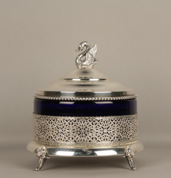 Portacaramelle in argento con coppa centrale in vetro blu incamiciato  con, Viscontea Casa d'Aste
