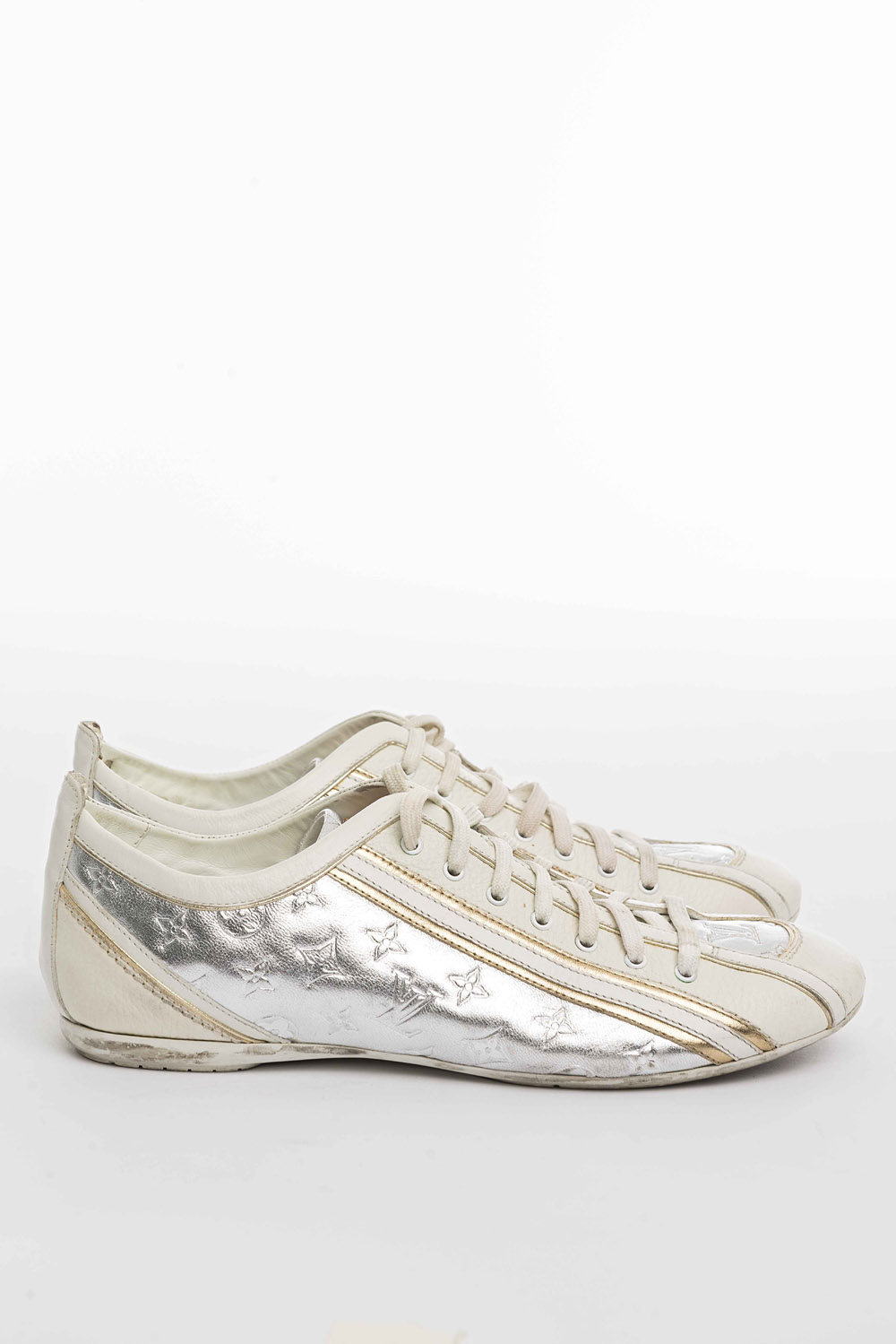 Louis Vuitton: un paio di scarpe da ginnastica color panna, con  rifiniture | IL PONTE | ArsValue.com