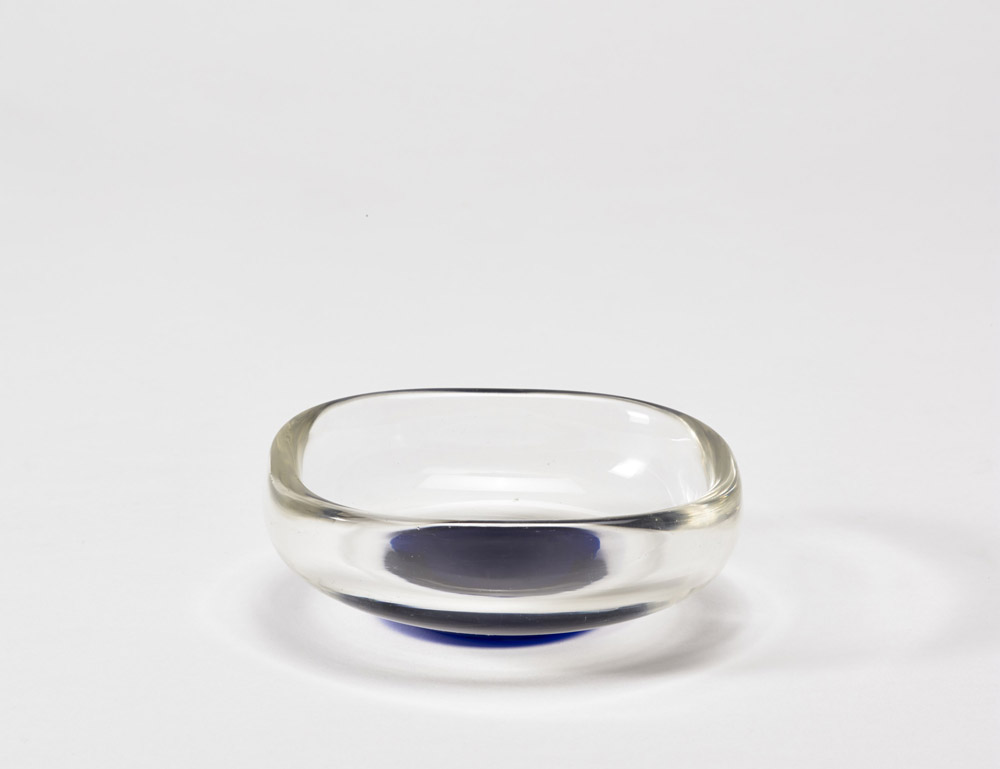 Venini. Murano Posacenere in vetro trasparente con fondo blu. Venini
