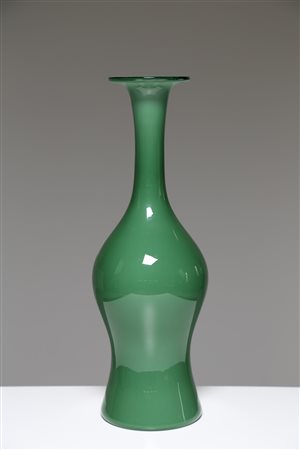 VENINI PAOLO (1895 - 1959) Bottiglia in vetro lattimo verde, per Venini...