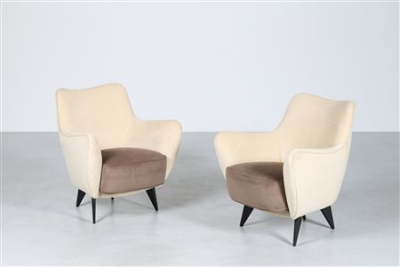 VERONESI GUGLIELMO Coppia di poltrone con struttura in legno, imbottitura...