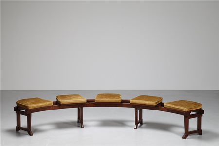 SPADOLINI PIERLUIGI (1922 - 2000) Panca curva in legno di noce con sedute...