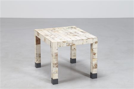 CORDERO TONI Tavolino con cassetto in legno ricoperto in tessere di corno,...