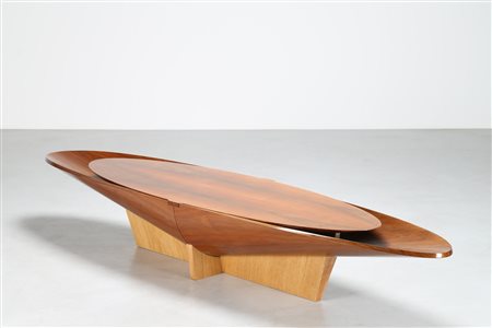 LE OPERE E I GIORNI Grande tavolo basso in noce e rovere, piano sospeso su...