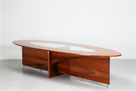 LE OPERE E I GIORNI Imponente tavolo in noce con piano centrale in cristallo,...