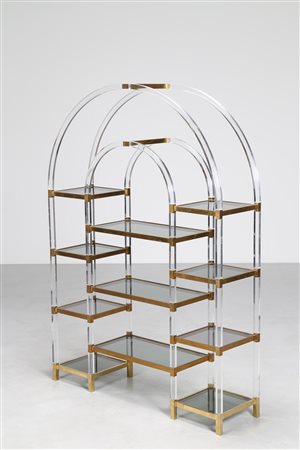 REGA ROMEO Etagere in plexiglass e ottone con piani in vetro, anni 70. -. Cm...