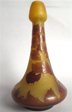 GALLE' - VASO, ca 1910 Piccolo vaso in vetro doppio, decoro floreale nei toni...