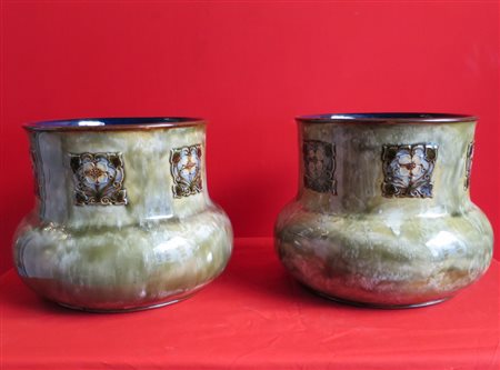 ROYAL DOULTON Coppia di vasi in porcellana. Inghilterra inizio XX sec. d: cm...