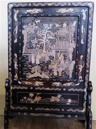 PARAVENTO IN LEGNO Intarsiato in madreperla su un lato con scena di vita...