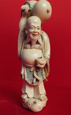 SCULTURA IN AVORIO POLICROMO Okimono in avorio saggio con polipo Giappone XIX...