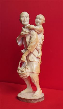 SCULTURA IN AVORIO Okimono papà con bambinoe cestino, Giappone era Meiji...