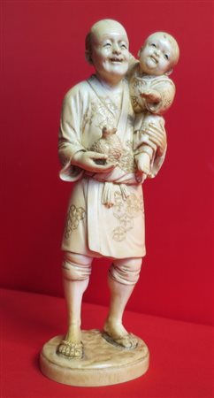 SCULTURA IN AVORIO Okimono in avorio papà con bambino e pulcino, Giappone era...