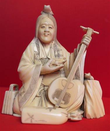 SCULTURA IN AVORIO Okimono in avorio suonatrice con ranocchi Giappone, era...