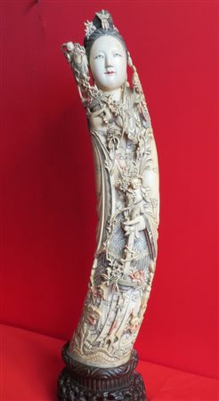 FIGURA IN AVORIO Grande figura raffigurante Guanjin Cina XIX secolo cm. 46