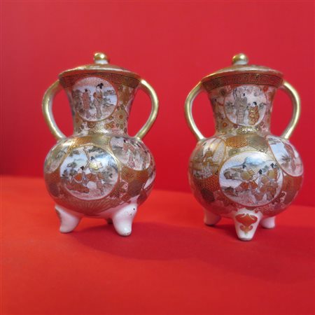 COPPIA DI VASETTI SATSUMA, GIAPPONE, PERIODO MEIJI (1868 - 1912 ) in ceramica...