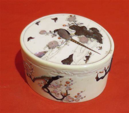 SCATOLA IN AVORIO SHIBAYAMA, GIAPPONE, PERIODO MEIJI (1868 - 1912) con decoro...