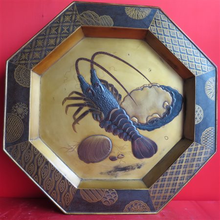 GRANDE PIATTO IN LACCA, GIAPPONE, PERIODO TAISHO (1912-1926) di forma...