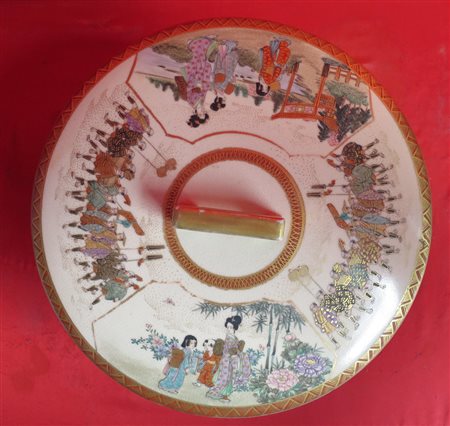 GRANDE SCATOLA IN CERAMICA SATSUMA, FIRMATA KINKOZAN, GIAPPONE, PERIODO...