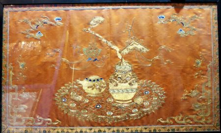 PANNELLO IN SETA, CINA, XIX SECOLO fili dorati con decori ornamentali 58 x 96...