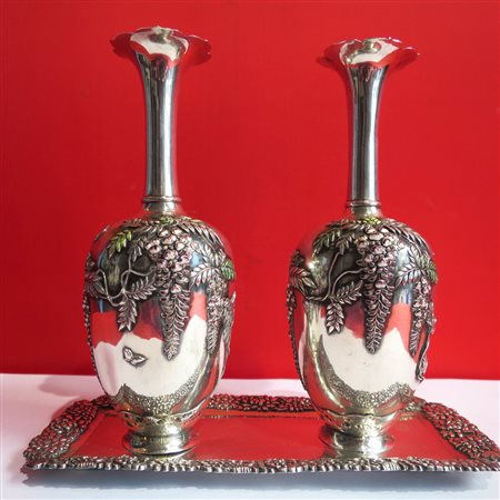 COPPIA DI VASETTI CON VASSOIO IN ARGENTO E SMALTI, GIAPPONE, PERIODO MEIJI...