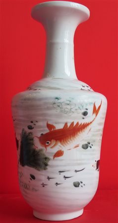 VASO IN PORCELLANA, CINA a balaustro con fondale marino e carpe policrome....