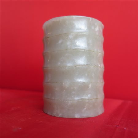 PORTAPENNELLI IN GIADA, CINA, XX SECOLO di forma cilindrica ad imitazione del...