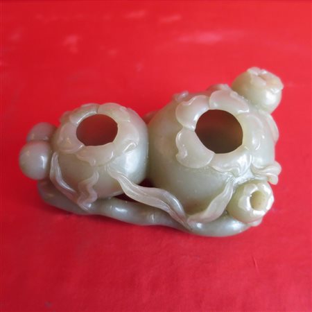 CALAMAIO IN GIADA, CINA, XX SECOLO a due scomparti a motivo floreale con fior...