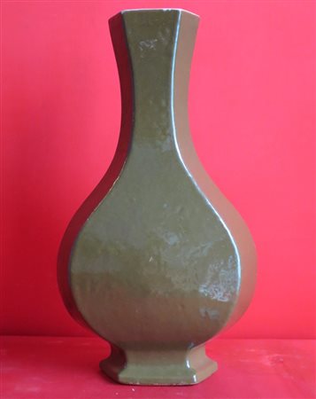 VASO IN PORCELLANA, CINA, XIX SECOLO in smalto verde, marchio sotto la base...