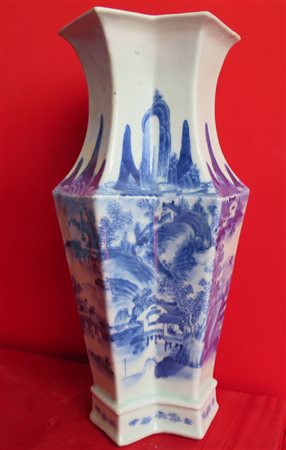 VASO ESAGONALE, CINA, XIX SECOLO in porcellana bianca e blu, con decoro...
