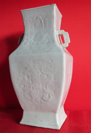 VASO CELADON, CINA, XIX SECOLO di forma arcaica a due anse, con decoro a...