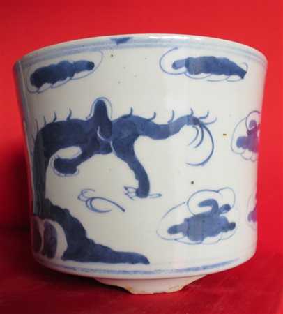 PORTAPENNELLI, CINA, XIX SECOLO in porcellana bianca e blu, con decoro a...