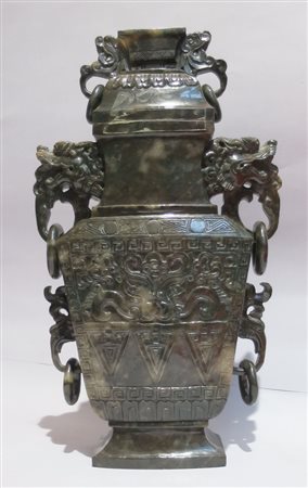 VASO IN GIADA, CINA, XIX SECOLO biansato con coperchio 21,5 x 8 x 37,5 cm A...