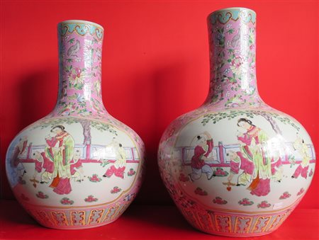COPPIA DI GRANDI VASI, CINA, XX SECOLO In porcellana policroma con decoro...
