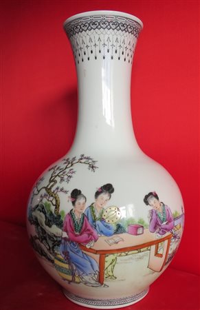 VASO, CINA, PERIODO REPUBBLICA in porcellana con decoro a scena di vita...