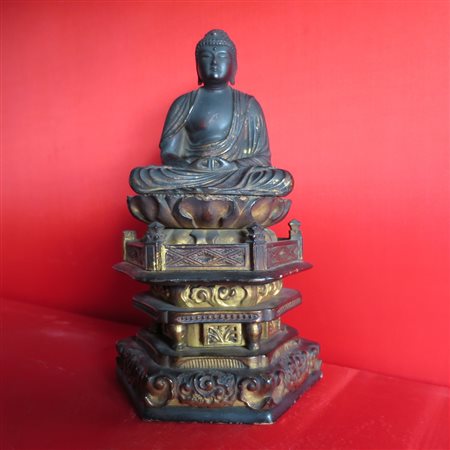 BUDDHA, GIAPPONE, XVIII SECOLO In legno, con base su fior di loto 22 cm A...