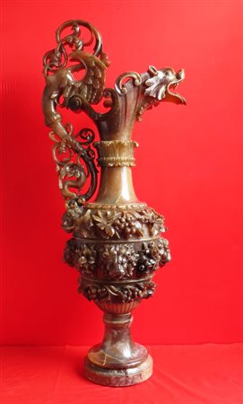 GRANDE VERSATOIO IN ALABASTRO, XIX SECOLO a due corpi con base circolare...