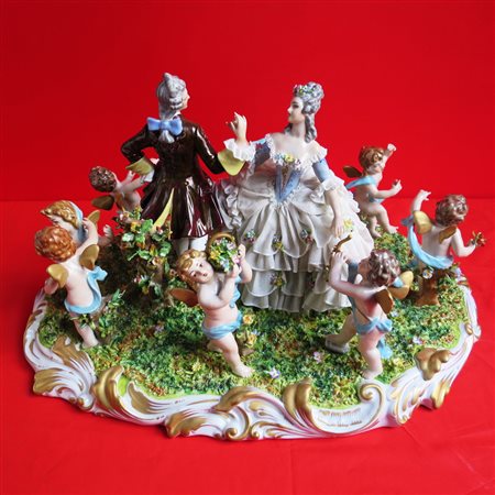 GRUPPO FIGURATO IN PORCELLANA POLICROMA, XX SECOLO raffigurante scena galante...