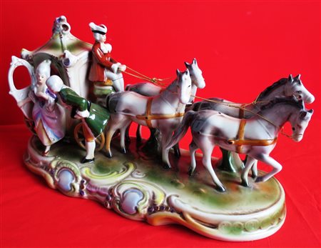 GRUPPO FIGURATO IN PORCELLANA POLICROMA raffigurante carrozza con quadriglia...