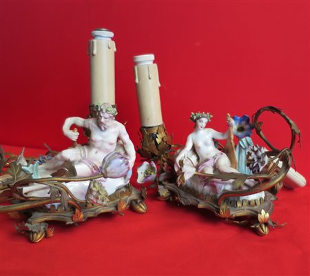 COPPIA LAMPADE In bronzo dorato con figure di Meissen policrome, XVIII secolo...