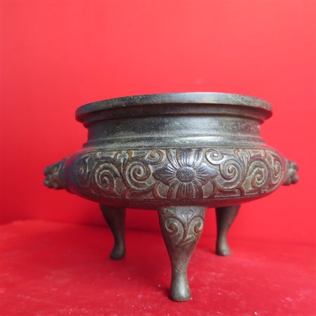 INCENSIERE, CINA, XX SECOLO in bronzo a patina scura, 18 x 12 cm A CHINESE...