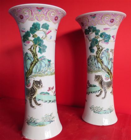 COPPIA VASI A TROMBA, CINA, XIX SECOLO in porcellana policroma, con decoro...
