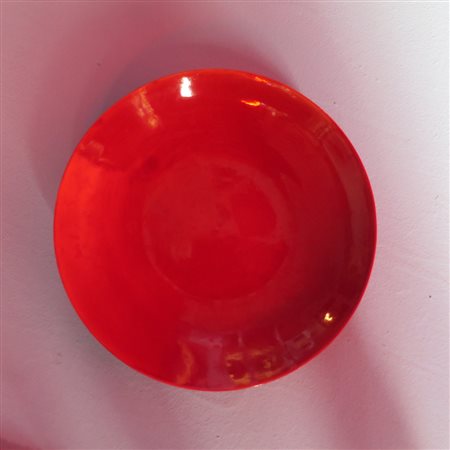 PIATTINO ROSSO, CINA, XIX SECOLO in porcellana, marcato sotto la base D 18 cm...