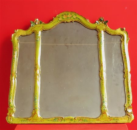 SPECCHIERA LACCATA VENETO FINE XIX SEC. in legno di tiglio laccata e docorata...