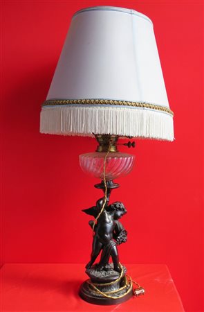 LAMPADA DA TAVOLO IN BRONZO, 1920 ca. modellata in forma di amorino 76 cm A...