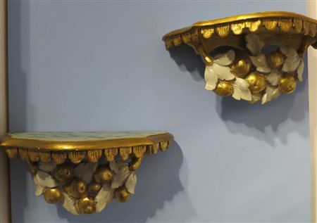 COPPIA DI MENSOLE, CENTRO ITALIA , XVIII SECOLO in legno scolpito laccato e...