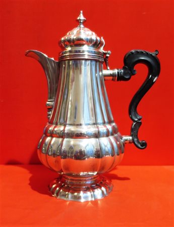 CAFFETTIERA IN ARGENTO, VENEZIA, XVIII SECOLO corpo piriforme sbalzato e...