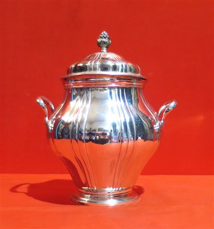 ZUCCHERIERA IN ARGENTO, FRANCIA, FINE XIX SECOLO a corpo sagomato e costolato...