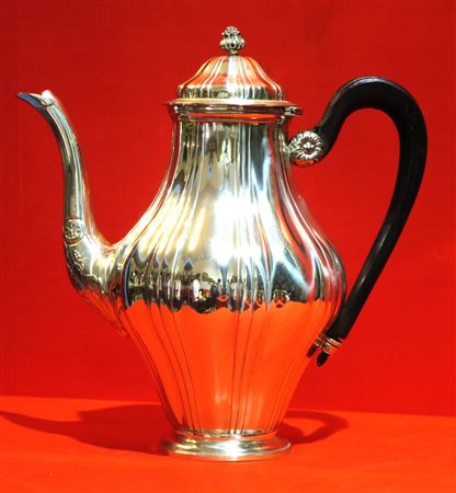 CAFFETTIERA IN ARGENTO, FRANCIA, FINE XIX SECOLO a corpo sagomato e costolato...