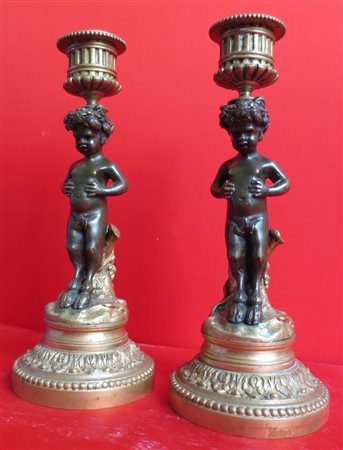 CANDELLIERI IN BRONZO A patina scura e dorata raffigurante "Satiri" francia...